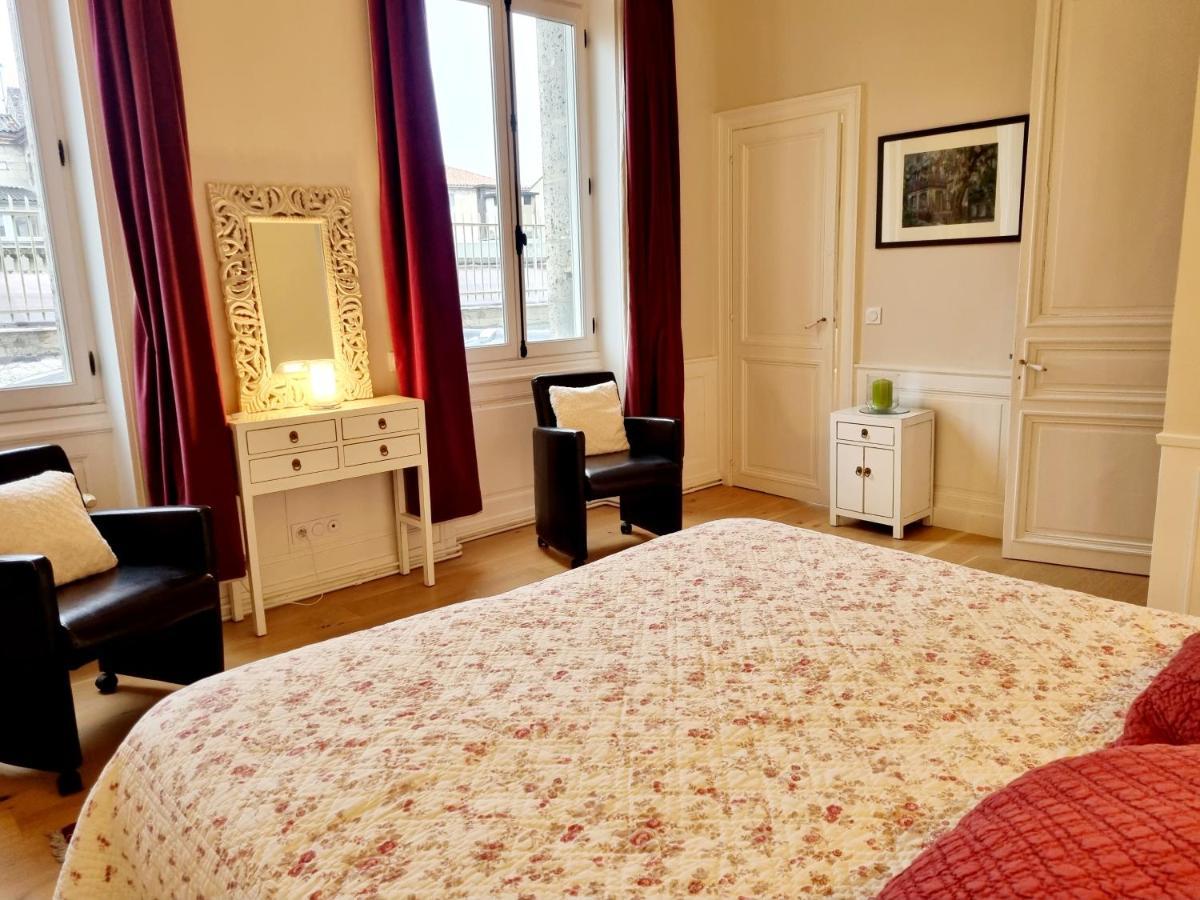 Face A L'Hotel De Ville Grand Et Lumineux Appartement Angouleme Exterior photo